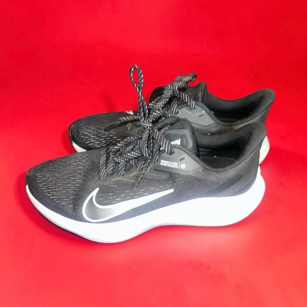 Nike Women’s Air Zoom Winflo 7 Black and White Running Shoes. Size 7.5